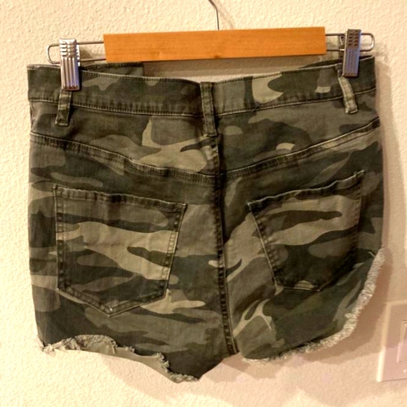 Refuge by Charlotte Russe camouflage shorts size 6 - Picture 3 of 3